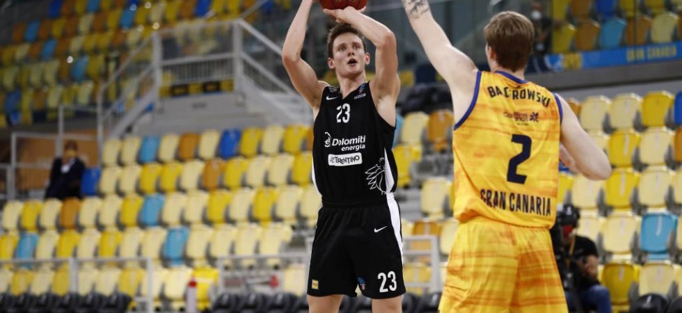 Max Ladurner, maglia numero 23, al tiro in una sfida di EuroCup contro Gran Canaria